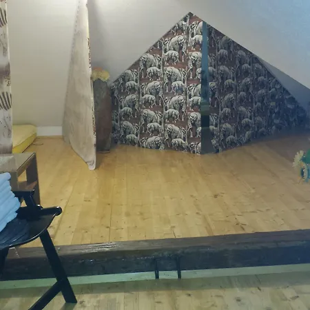 Mama's House אכסניה צרקליה נה גורניסקם