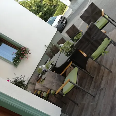 Mama's House بيت شباب