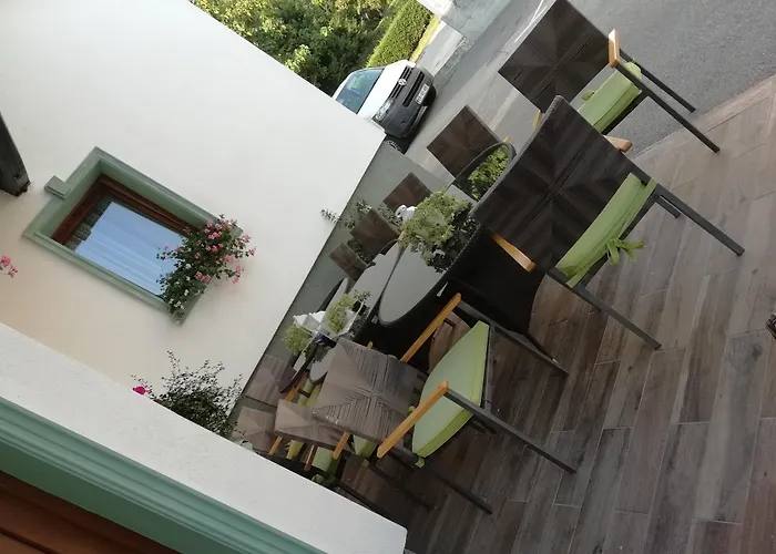 Mama's House بيت شباب